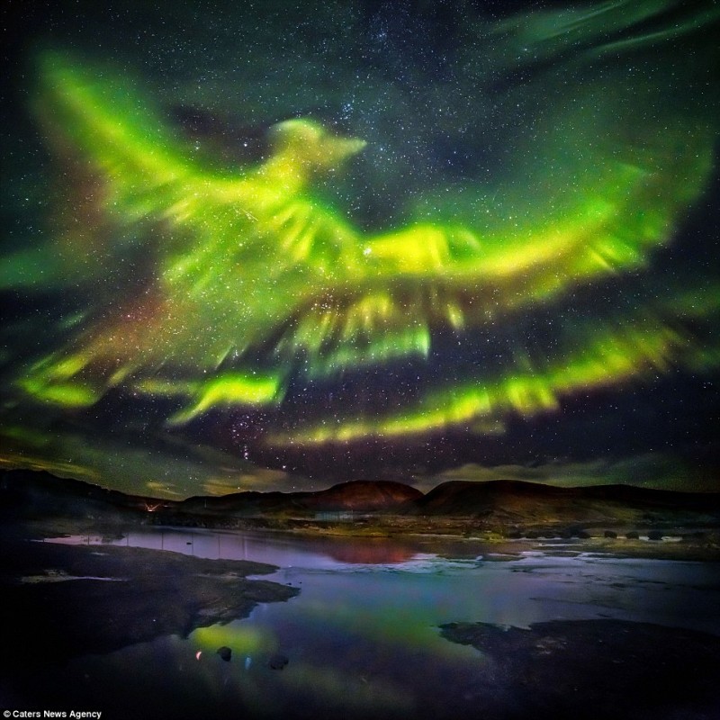 攝影師於冰島上捕捉到最震撼的極光巧合 -「鳳凰」！ 1