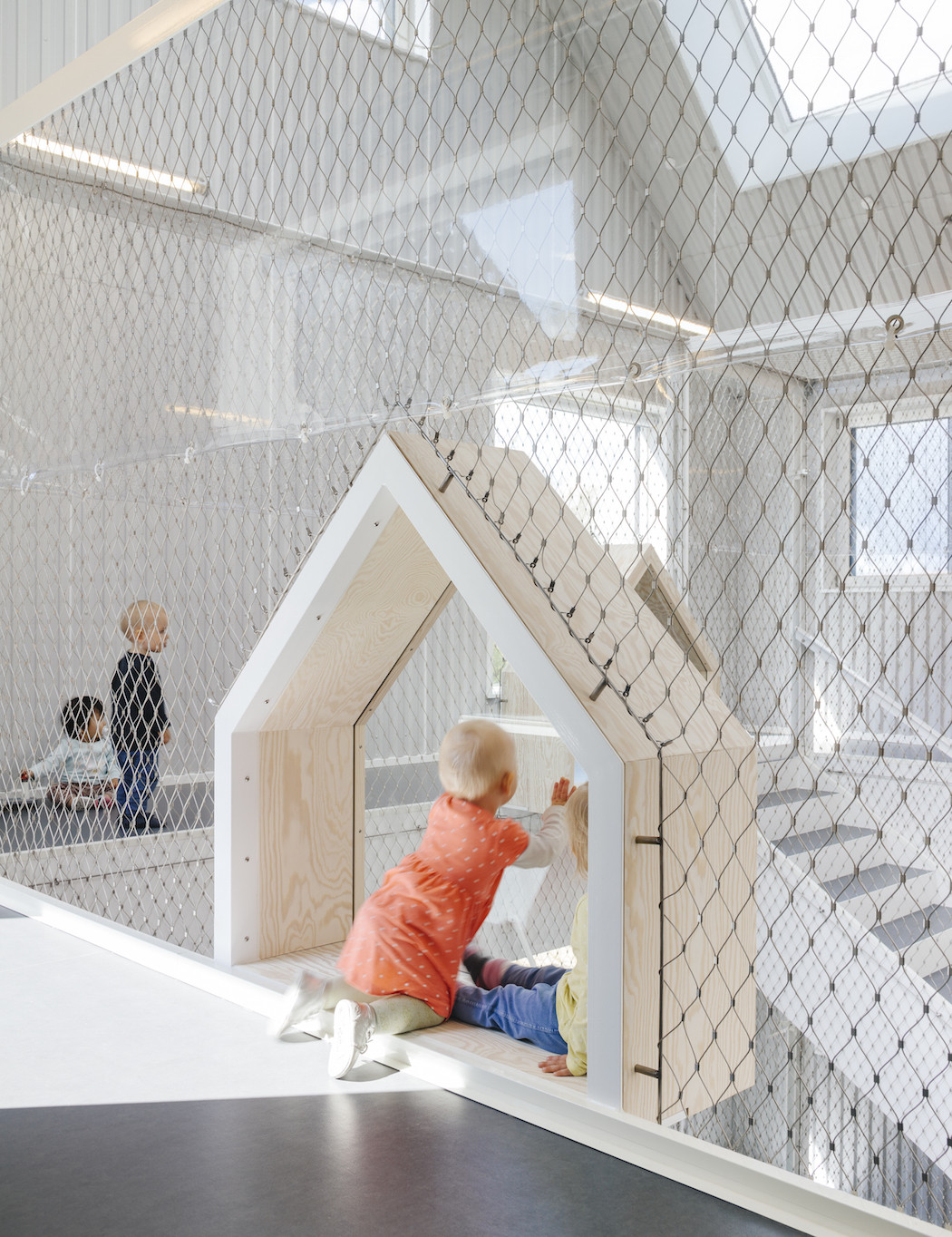 這個幼稚園的建築以小孩圖畫為靈感，打造尖頂的單純房屋外型 10
