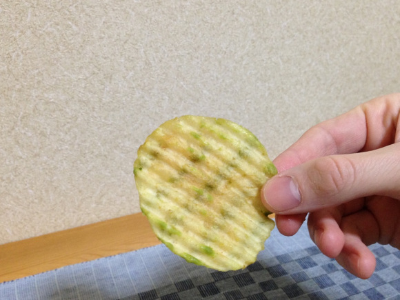 Green tea chocolate-covered potato chips arrive in Japan! 5