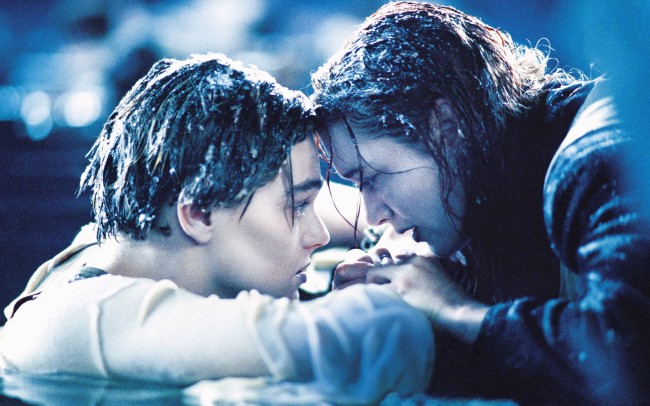 Jack ＆ Rose 最浪漫的螢幕情侶：當 Leonardo DiCaprio 得知獲得首座 SAG 大獎時，決定先與 Kate Winslet 熱情擁抱！ 1