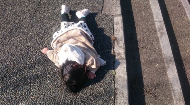 萌與治癒！日本全國孩子被媽媽們拍下斷電的一刻 7
