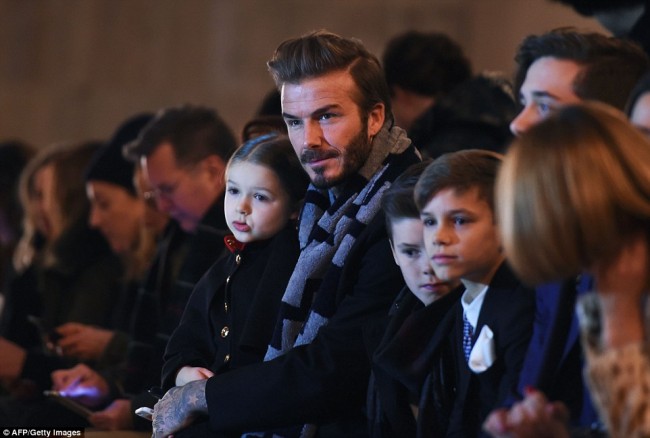 Sweet Family：Harper 超萌辮子髮型與 Beckham 全家共同出席媽咪時裝秀！ 2