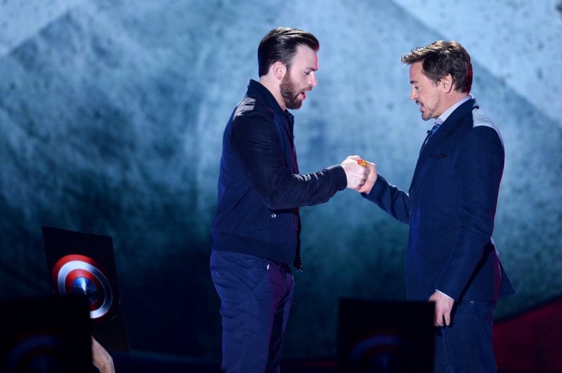 《美國隊長 3》提前開打：Chris Evans 與 Robert Downey Jr. 用「拇指」一決高下！ 2