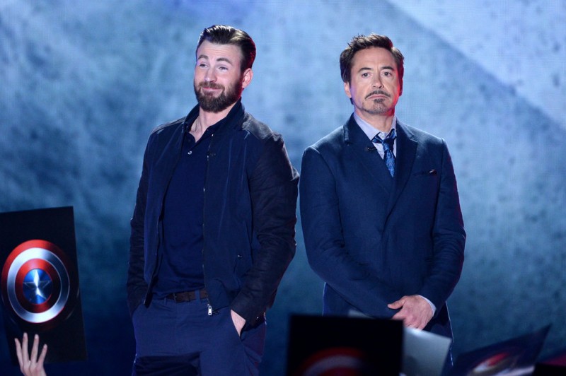 《美國隊長 3》提前開打：Chris Evans 與 Robert Downey Jr. 用「拇指」一決高下！ 3