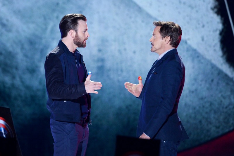 《美國隊長 3》提前開打：Chris Evans 與 Robert Downey Jr. 用「拇指」一決高下！ 4