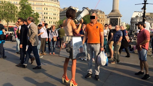 30秒的親密接觸：藝術家讓路人任意撫摸，宣示女性也該享有情慾自主 - A Day Magazine