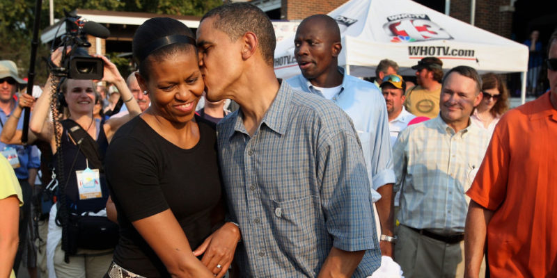 Sweet Couple：看完這 10 張最自然的濃情互動，你也會更加懷念即將卸任的 Obama 夫婦！ 3