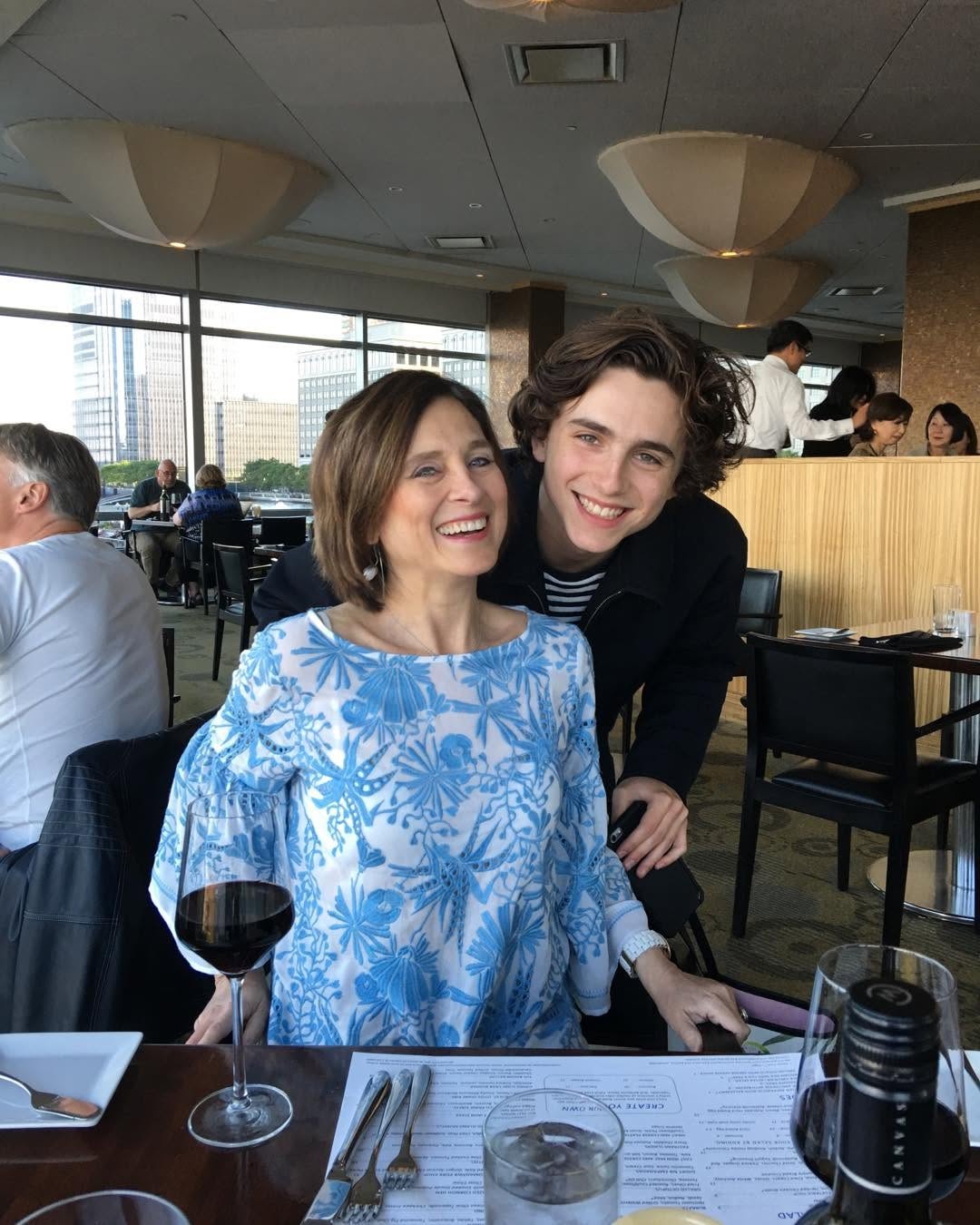 图片[11] - 甜茶 Timothée 的妈妈真的很酷！耶鲁高材生，曾公开让儿子「勿忘了摺衣服」，对 Kylie 赞口不绝！ - 我的世界基岩版中文站 - 我的世界基岩版中文站