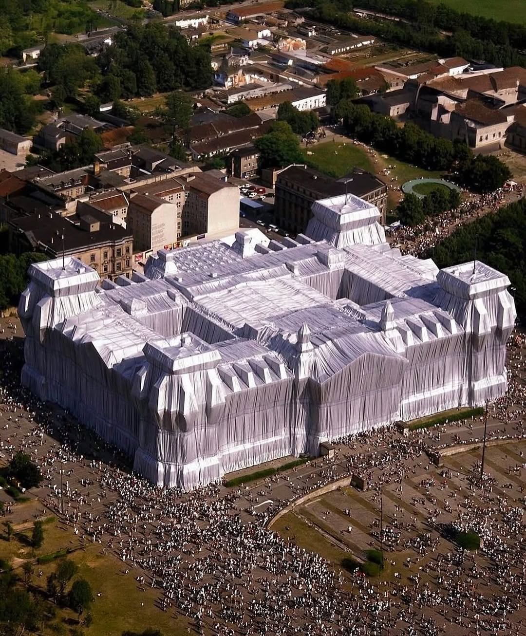 图片[3] - Christo 和 Jeanne-Claude 是艺术界「小姐与流氓」！难民爱上千金，他们用爱情创作旷世巨作！ - 我的世界基岩版中文站 - 我的世界基岩版中文站
