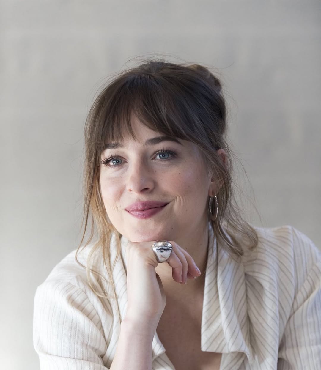 Dakota Johnson 自爆「从未跟任何人约会过」！美女的恋爱不一定谈得顺利，爱情总带出最丑陋人性！ - 我的世界基岩版中文站 - 我的世界基岩版中文站