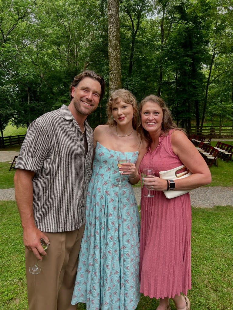 图片[4] - Taylor Swift 被疯狂粉丝缠上，忍不住申请禁制令！才跟男友出席婚礼，私生活并非想象中安全！ - 我的世界基岩版中文站 - 我的世界基岩版中文站
