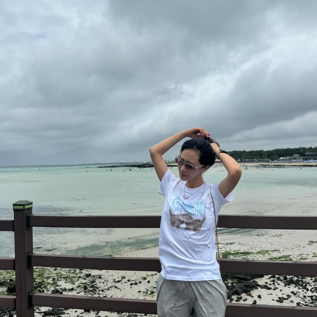 图片[5] - 少女时代 Yuri 移居济州岛，在海边做瑜伽、净滩！卸下女星身份，返璞归真的生活让她上瘾！ - 我的世界基岩版中文站 - 我的世界基岩版中文站