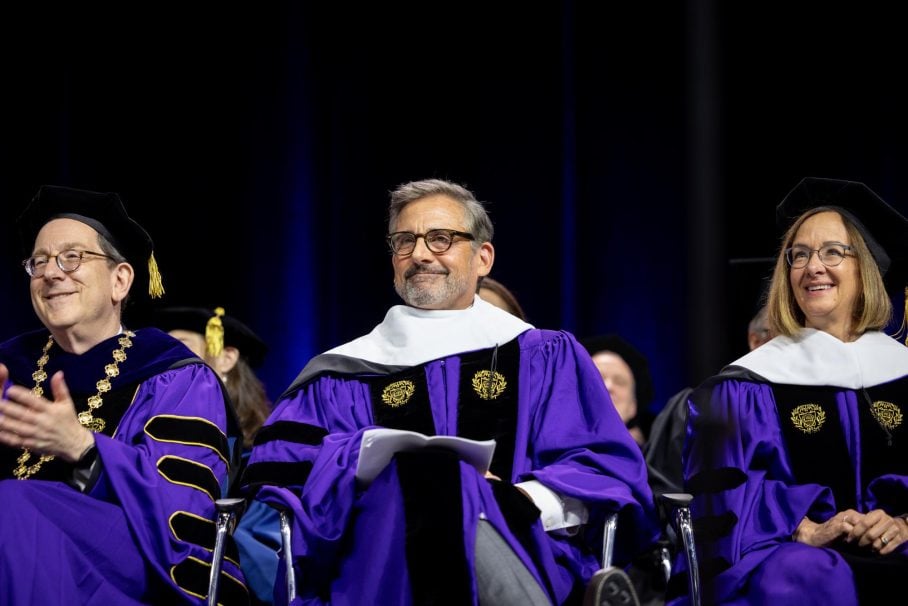 图片[7] - Steve Carell 担任西北大学毕业嘉宾！把现场变成演唱会，勉励毕业生善良是强大的力量！ - 我的世界基岩版中文站 - 我的世界基岩版中文站