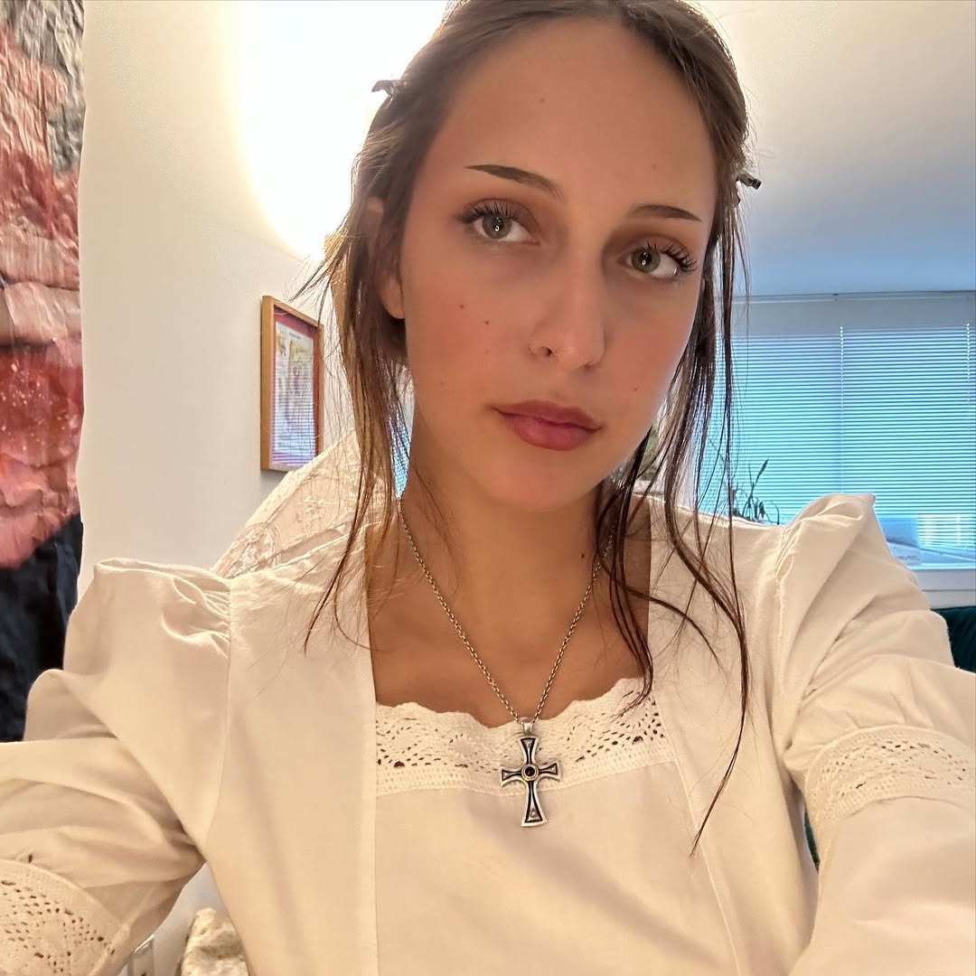 图片[6] - Gigi 和 Bella 与「同父异母妹妹」相认！整起故事像极了电影，23 岁的妹妹一样性感漂亮！ - 我的世界基岩版中文站 - 我的世界基岩版中文站