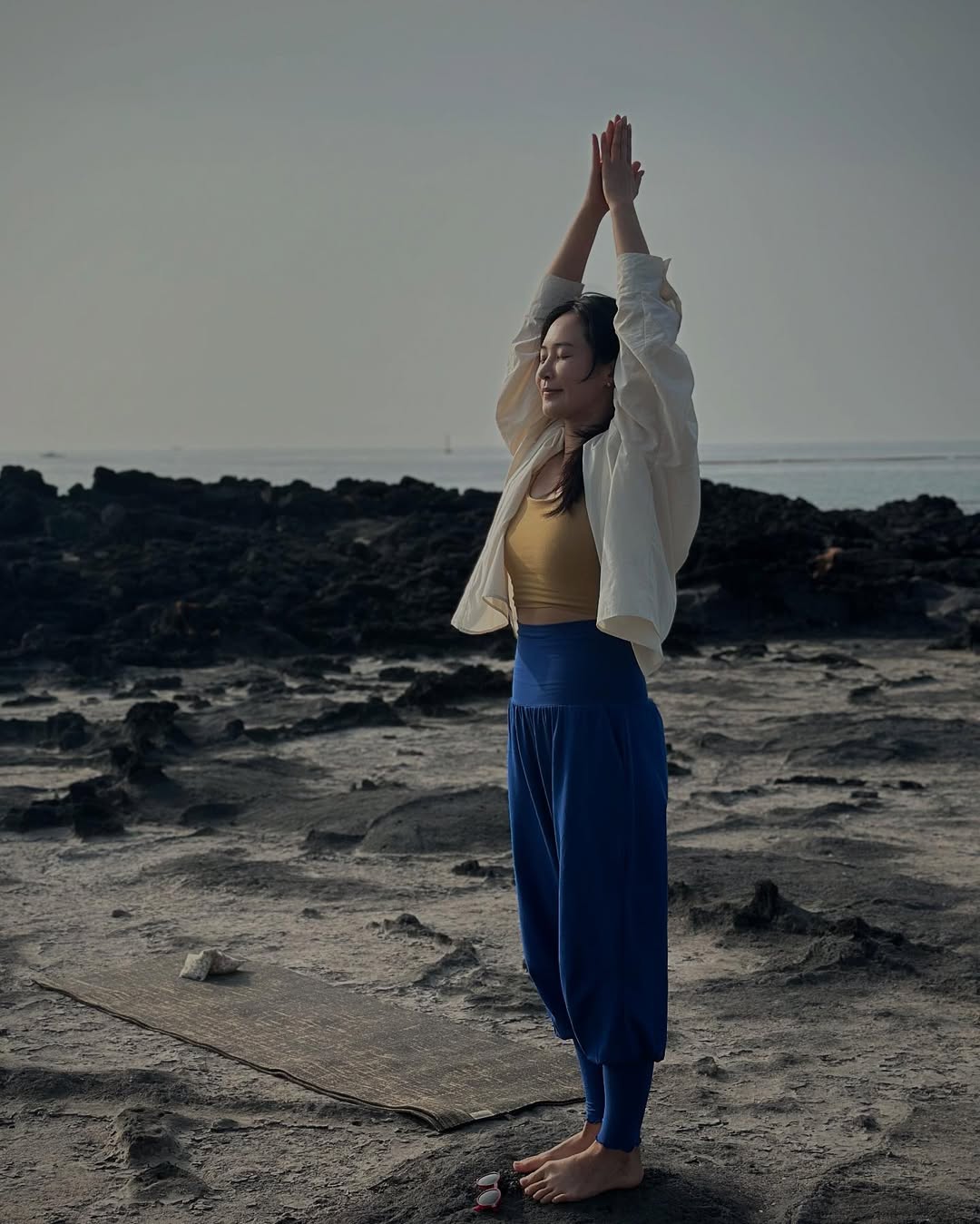 图片[20] - 少女时代 Yuri 移居济州岛，在海边做瑜伽、净滩！卸下女星身份，返璞归真的生活让她上瘾！ - 我的世界基岩版中文站 - 我的世界基岩版中文站