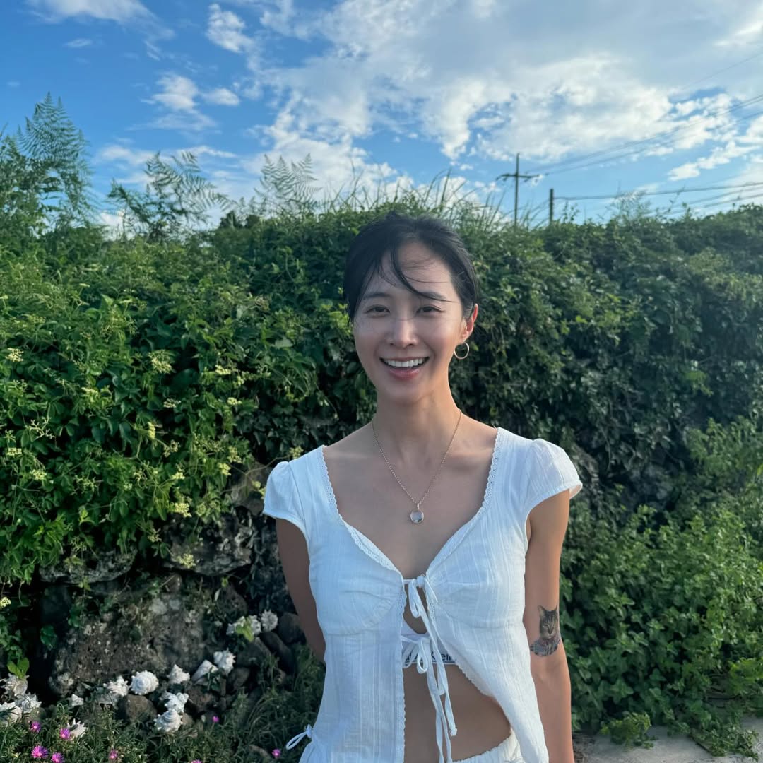 少女时代 Yuri 移居济州岛，在海边做瑜伽、净滩！卸下女星身份，返璞归真的生活让她上瘾！ - 我的世界基岩版中文站 - 我的世界基岩版中文站