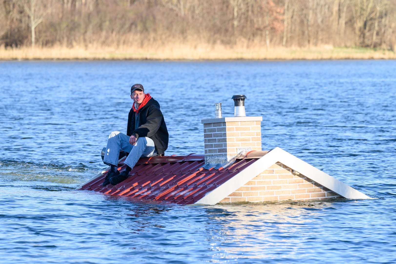 图片[2] - 开着淹没的小屋在水上漂，荷兰这栋卡通般可爱的Motor Home！创作故事悲伤得让人笑不出来！ - 我的世界基岩版中文站 - 我的世界基岩版中文站