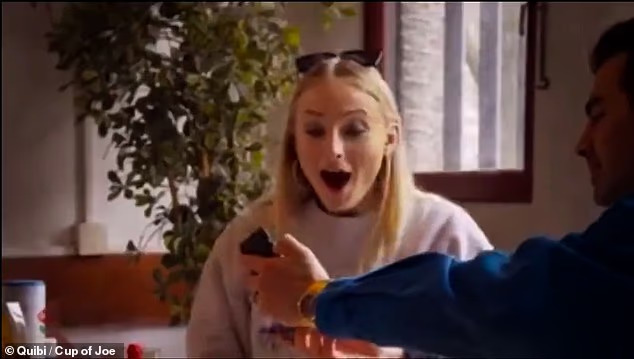 图片[3] - Chris Martin 的新对象是 Sophie Turner 不用意外！他就喜欢文艺女神，尽情享受恋爱是单身美事！ - 我的世界基岩版中文站 - 我的世界基岩版中文站