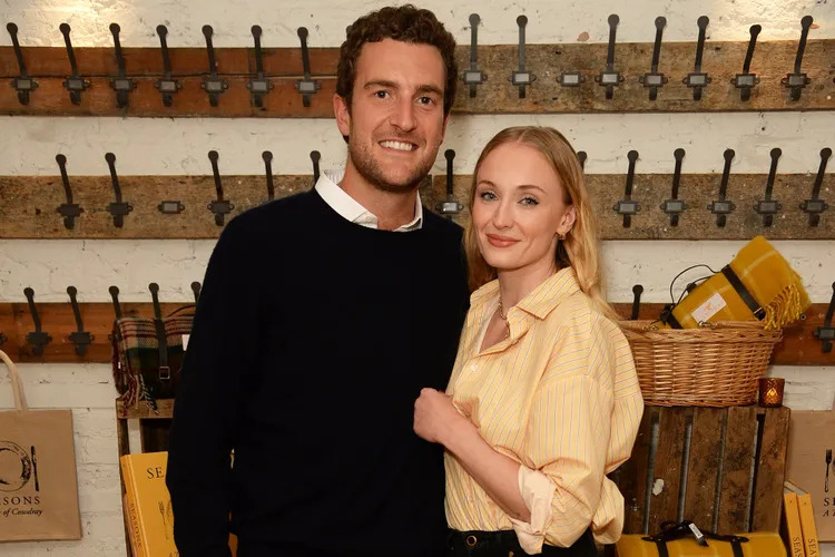 图片[2] - Chris Martin 的新对象是 Sophie Turner 不用意外！他就喜欢文艺女神，尽情享受恋爱是单身美事！ - 我的世界基岩版中文站 - 我的世界基岩版中文站