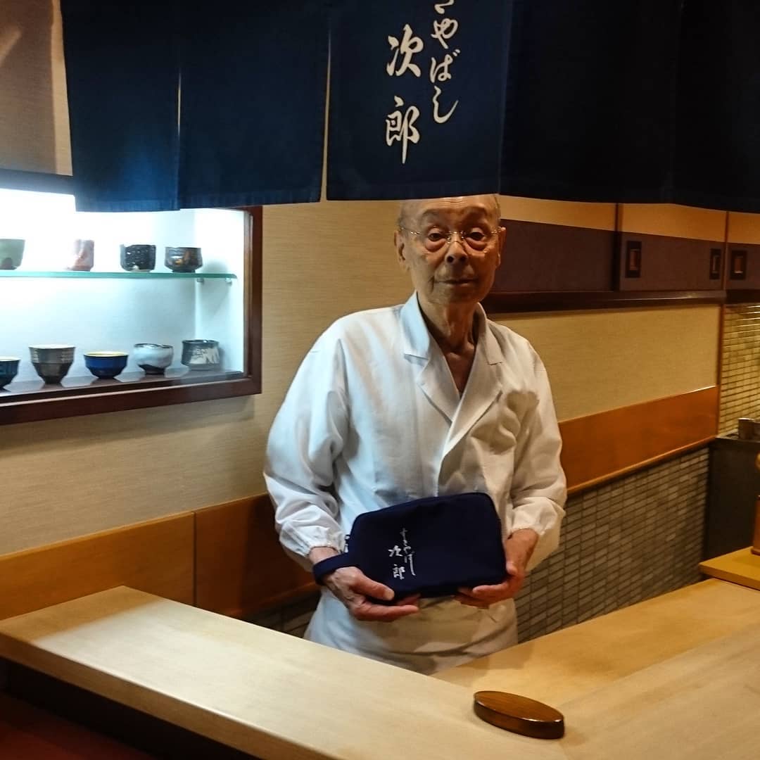 图片[8] - 年轻时一只皮箱，一把菜刀孤身闯银座！日本「寿司之神」百岁人生告诉我们，最深刻的往往最简单！ - 我的世界基岩版中文站 - 我的世界基岩版中文站